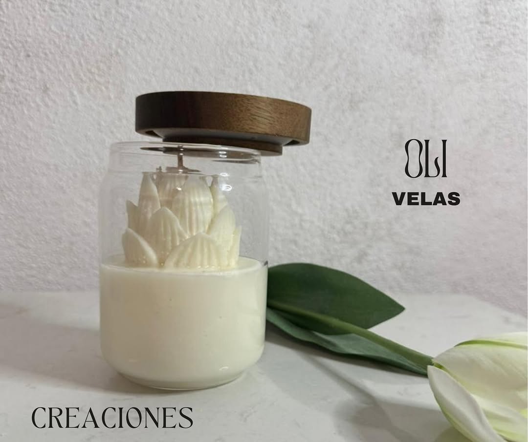 artesana vertiendo cera